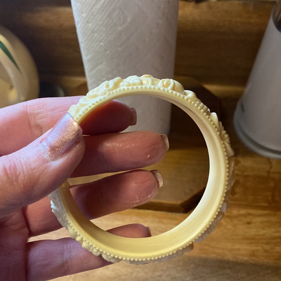 Vintage 1920’s white Bakelite Bracelet with roses - Picture 2 of 3